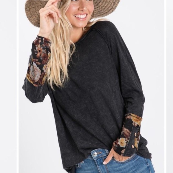 Hailey & Co. Washed Black Layer Sleeve Detail Top - Picture 2 of 7